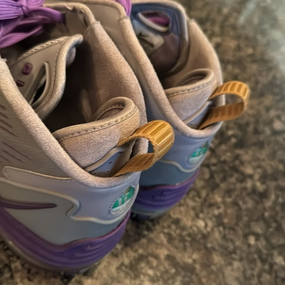Nike air max pillar gray and Purple SneakersEUC 10.5